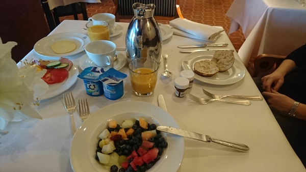 Frühstück im Atlantic Hamburg mit Blick auf die Alster schlemmen- schwer zu empfehlen aber nicht gerade günstig