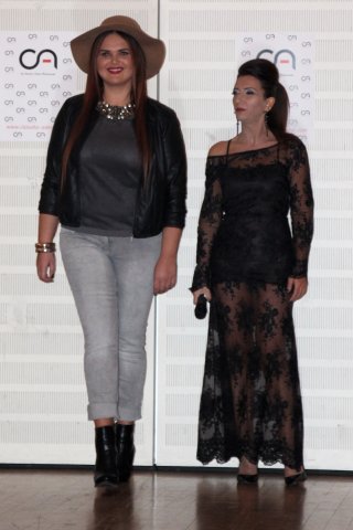 Initiatorin Claudia Ademi mit Pluss-Size-Model in Sinn-Leffers Mode